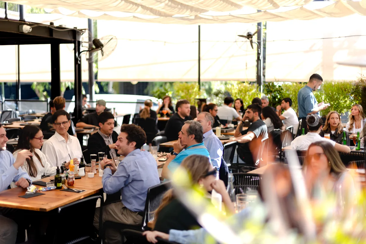 Almuerzo corporativo en terraza Segreta, Vitacura